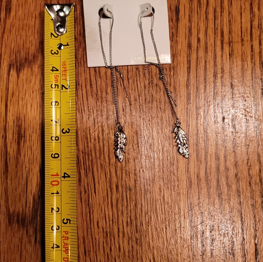 NWT Jessica Simpson Feather Dangle Silvertone Earrings - Picture 3 of 4